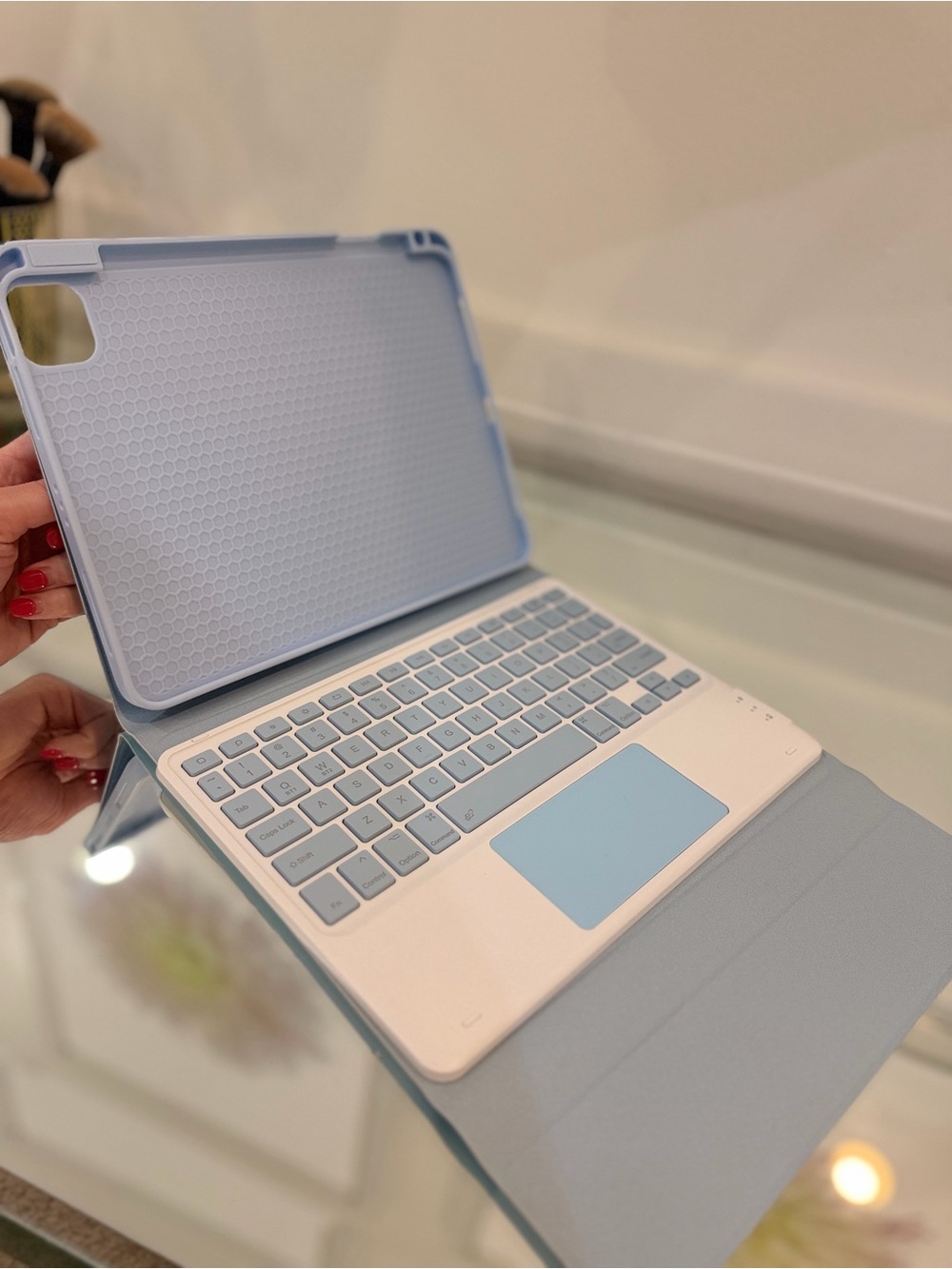 IPAD - Tablet Keyboard Case with Built-In Trackpad - Picture 2 of 8